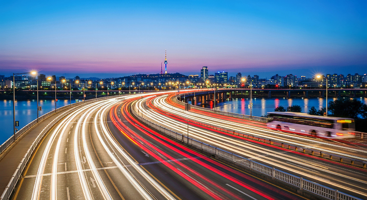 JPG 편집이미지 교통 야경 모션 자동차 서울 풍경 빛 강 도시 시간 저녁 한강 편집실사 AI포토 AI콘텐츠 육상교통 한국 야간 CG 랜드마크 파일형식 풍경_경치