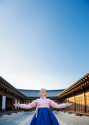 JPG 편집이미지 전통 여자 문화 한옥 한국 정원 기쁨 표현 전통의상 한복 뷰티풀 순간 의료성형뷰티 편집실사 AI인물포토 AI콘텐츠 한국전통 감정 아시아 고건축 사람 CG 파일형식 AI포토