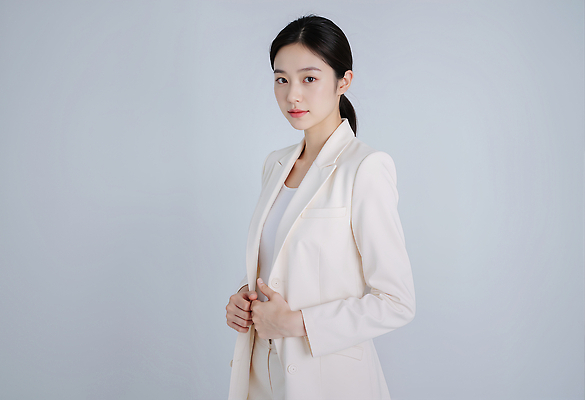 JPG 모델 편집이미지 여자 패션 포즈 비즈니스 사람 정장 일상 흰색 자신감 모던 의료성형뷰티 스타일 차분 편집실사 AI인물포토 AI콘텐츠 옷 감정 컬러 컨셉 라이프 CG 파일형식 AI포토