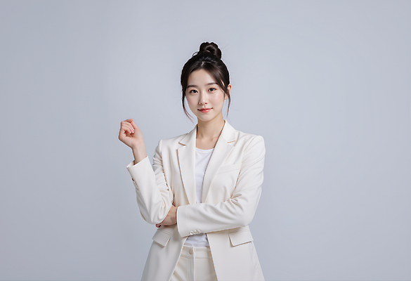 JPG 편집이미지 여자 패션 포즈 비즈니스 회색배경 표정 팔짱 청바지 자신감 우아함 모던 의료성형뷰티 스타일 편집실사 AI인물포토 AI콘텐츠 감정 백그라운드 컨셉 바지 모션 사람 회색 CG 파일형식 AI포토