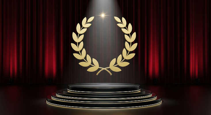 JPG 편집이미지 디자인 예술 상징 조명 이벤트 세트 전시 무대 축하 커튼 수상_상을받음 분위기 스포트라이트 영광 단상 시상식 월계수 기념식 이미지편집 AI컴퓨터그래픽 AI콘텐츠 감정 컨셉 기념 파일형식