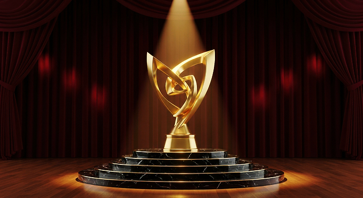 JPG 편집이미지 성공 조명 기념 장식 희망 공연 금색 무대 축하 커튼 화려 군중 상패 트로피 스포트라이트 단상 시상식 이미지편집 AI컴퓨터그래픽 AI콘텐츠 감정 컬러 컨셉 사람 이벤트 상_우승 파일형식