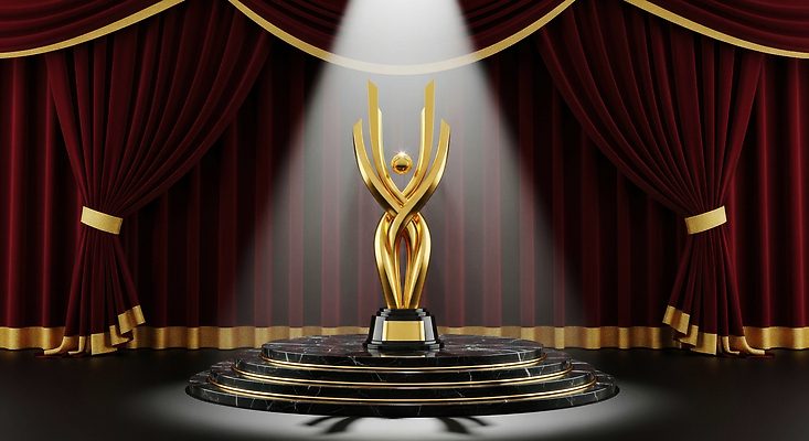 JPG 편집이미지 조명 이벤트 금색 무대 축하 커튼 화려 중앙 군중 준비 스포트라이트 영광 단상 상금 순간 시상식 이미지편집 AI컴퓨터그래픽 AI콘텐츠 감정 컬러 컨셉 사람 파일형식