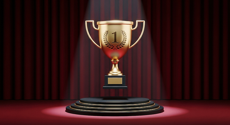 JPG 편집이미지 디자인 시선 상징 성공 조명 컵 빛 경쟁 금색 무대 우승 커튼 군중 트로피 스포트라이트 단상 시상식 이미지편집 AI컴퓨터그래픽 AI콘텐츠 식기 컬러 컨셉 사람 최고 상_우승 파일형식