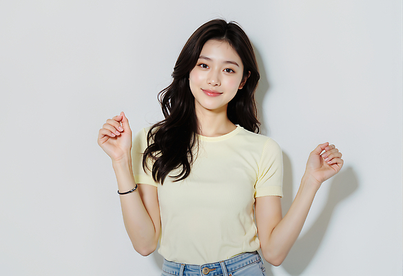 포토 JPG 편집이미지 헤어스타일 옷 여자 패션 포즈 모션 표정 미소 노란색 카메라 자신감 의료성형뷰티 스타일 편집실사 AI인물포토 AI콘텐츠 감정 컬러 사람 전자제품 CG 파일형식 AI포토