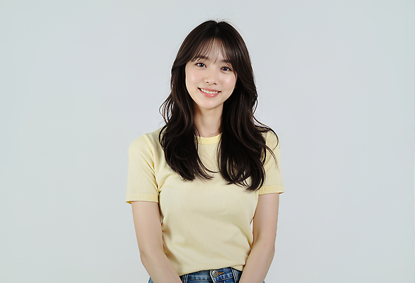 JPG 편집이미지 헤어스타일 여자 포즈 백그라운드 티셔츠 표정 밝음 미소 일상 청춘 노란색 카메라 촬영 즐거움 의료성형뷰티 편집실사 AI인물포토 AI콘텐츠 감정 컬러 컨셉 셔츠 사람 라이프 전자제품 CG 파일형식 AI포토