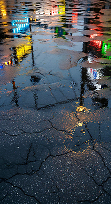 JPG 편집이미지 조명 거리 풍경 물 빛 반사 평화 젖음 물방울 도시 웅덩이 흐림 편집실사 AI포토 AI콘텐츠 자연요소 컨셉 날씨 CG 파일형식