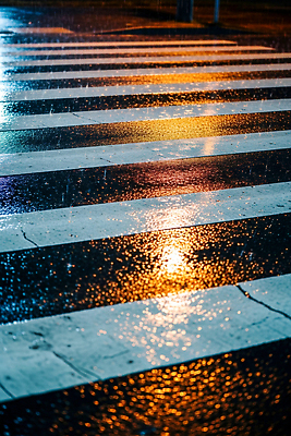 JPG 편집이미지 도로 패턴 야경 풍경 빛 반사 젖음 물방울 도시 횡단보도 광택 기하학 편집실사 AI포토 AI콘텐츠 길 무늬 교통시설 보행로 야간 CG 파일형식 풍경_경치