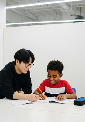 JPG 편집이미지 학생 교육 어린이 협력 대화 학습 연필 교사 공책 봉사 질문 화이트보드 학원 지원 의료성형뷰티 멘토링 편집실사 AI인물포토 AI콘텐츠 직업 문구용품 학용품 말하기 사람 필기구 도움 CG 파일형식 AI포토