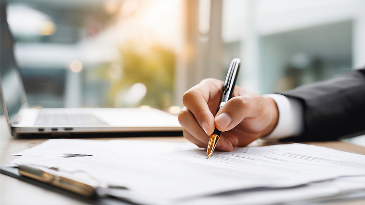 JPG 편집이미지 손 비즈니스 밝음 정장 노트북 사무실 펜 환경 업무 사무 중앙 계약 문서 서명 의료성형뷰티 편집실사 AI인물포토 AI콘텐츠 옷 신체부위 전자제품 필기구 작업 CG 파일형식 AI포토