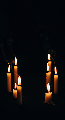 JPG 편집이미지 촛불 조명 따뜻함 빛 평화 어둠 공간 분위기 연기 신비 추모 차분 편집실사 AI포토 AI콘텐츠 컨셉 초 CG 파일형식