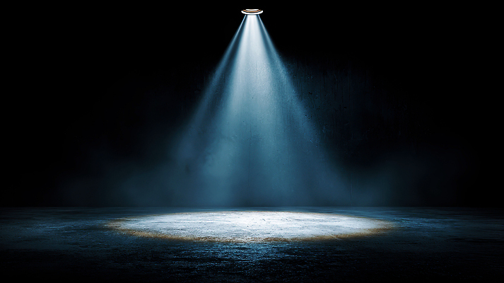 JPG 편집이미지 디자인 예술 조명 빛 어둠 공연 공간 무대 분위기 중앙 신비 스포트라이트 연극 창의성 이미지편집 AI컴퓨터그래픽 AI콘텐츠 컨셉 문화예술 이벤트 파일형식