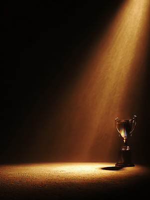 JPG 편집이미지 스포츠 상징 성공 조명 기념 빛 어둠 경쟁 우아함 트로피 스포트라이트 대회 이미지편집 AI컴퓨터그래픽 AI콘텐츠 컨셉 상_우승 파일형식