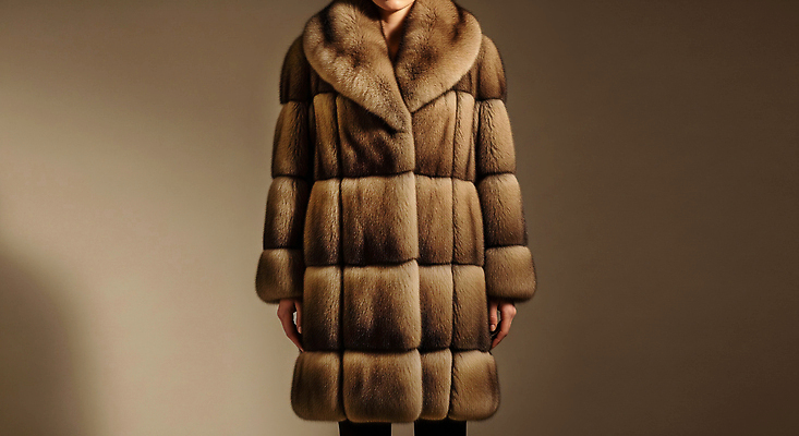 JPG 모델 편집이미지 옷 패션 포즈 겨울 조명 따뜻함 갈색 촬영 코트 고급 모피 부드러움 런웨이 의료성형뷰티 스타일 편집실사 AI인물포토 AI콘텐츠 계절 컬러 컨셉 외투 감각 CG 파일형식 AI포토