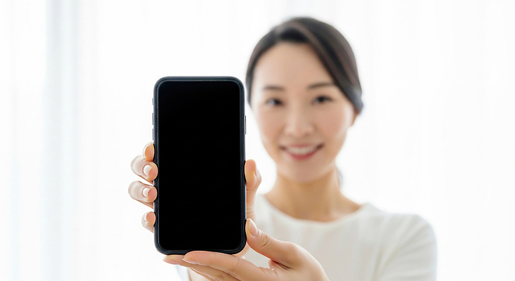 포토 JPG 편집이미지 여자 행복 기술 미소 일상 친구 스마트폰 편리함 소통 의료성형뷰티 편집실사 AI인물포토 AI콘텐츠 감정 컨셉 관계 표정 사람 라이프 핸드폰 스마트기기 CG 파일형식 AI포토