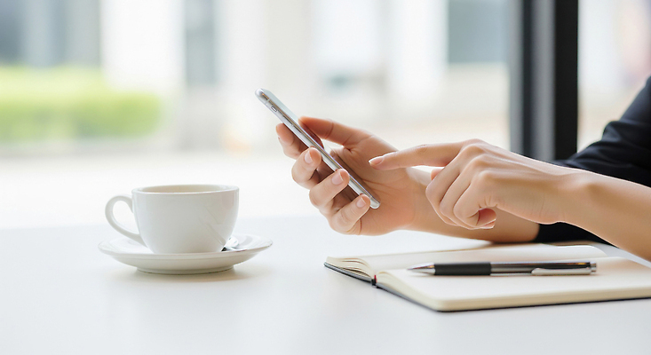 JPG 편집이미지 손 여자 커피 커뮤니케이션 일상 스마트폰 펜 디지털 공책 카페 작업 집중 마케팅 창의성 의료성형뷰티 편집실사 AI인물포토 AI콘텐츠 음료 컨셉 문구용품 사람 라이프 신체부위 핸드폰 스마트기기 필기구 상점 CG 파일형식 AI포토