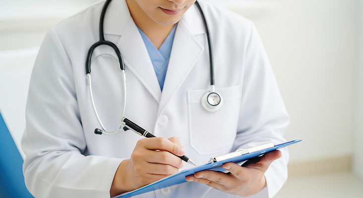 JPG 편집이미지 의학 건강 치료 펜 환경 환자 의사 교양 정보 기록 전문직 상담 점검 서류판 진료실 의료성형뷰티 편집실사 AI인물포토 AI콘텐츠 직업 병원 필기구 사무용품 진료 의료진 CG 파일형식 AI포토