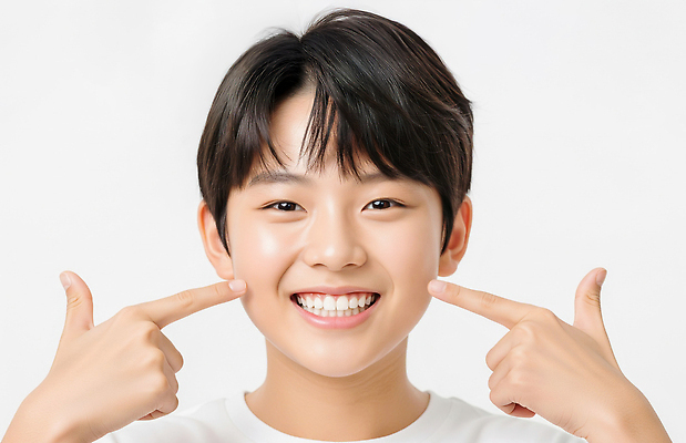 JPG 편집이미지 행복 감정 백그라운드 손가락 표정 밝음 웃음 소년 깨끗함 표현 즐거움 심플 긍정적 의료성형뷰티 편집실사 손 남자 어린이 컨셉 CG 파일형식