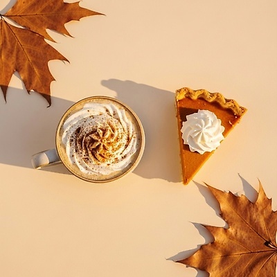 JPG 편집이미지 여유 커피 음식 단풍 탁자 디저트 따뜻함 식사 가을 편안함 크림 즐거움 색감 호박파이 편집실사 AI포토 AI콘텐츠 계절 감정 음료 가구 잎 감각 CG 파이_빵 파일형식
