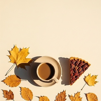 JPG 편집이미지 커피 음식 단풍 잎 자연 탁자 휴식 디저트 따뜻함 햇빛 가을 분위기 편안함 피칸파이 편집실사 AI포토 AI콘텐츠 식물 계절 음료 가구 컨셉 태양 감각 CG 생태계 파이_빵 파일형식