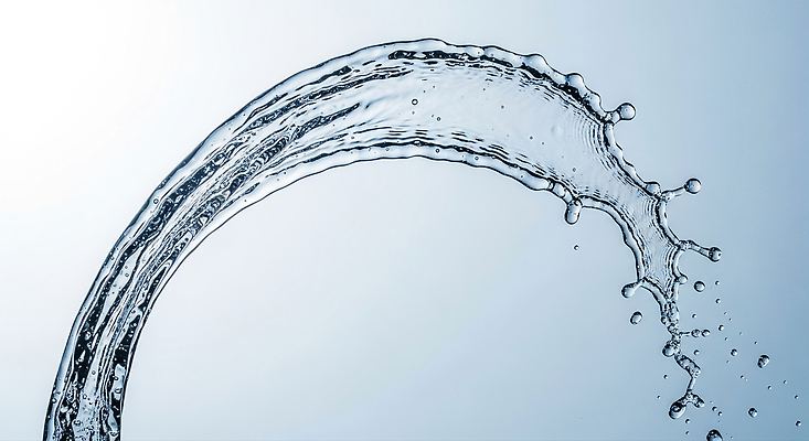 JPG 편집이미지 디자인 자연 물줄기 공중 물 빛 반사 맑음 소리 흐름 물방울 시원함 생동감 순간 이미지편집 AI컴퓨터그래픽 AI콘텐츠 자연요소 컨셉 날씨 생태계 파일형식