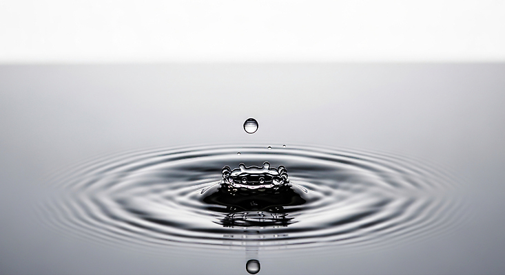 JPG 편집이미지 포즈 자연현상 바닥 반짝임 반사 평화 물방울 액체 수면 오브젝트 순간 이미지편집 AI컴퓨터그래픽 AI콘텐츠 컨셉 모션 자연 물 파일형식