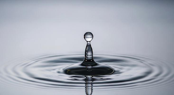 JPG 편집이미지 물결 모션 자연 생명 물 고요 물방울 수면 떨어짐 번짐 장면 조화 뷰티풀 순간 이미지편집 AI컴퓨터그래픽 AI콘텐츠 자연요소 컨셉 생태계 파일형식 효과