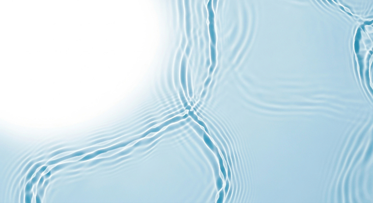 JPG 편집이미지 여유 물결 자연 하늘 수영장 물 여름 햇빛 반사 평화 투명 수면 파동 온도 차분 이미지편집 AI컴퓨터그래픽 AI콘텐츠 자연요소 계절 감정 컨셉 순간포착 태양 생태계 파일형식