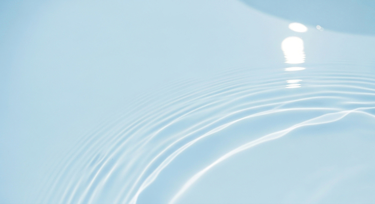 JPG 편집이미지 물결 자연 풍경 물 파란색 햇빛 반사 평화 고요 수면 시원함 수조 조용 뷰티풀 색감 이미지편집 AI컴퓨터그래픽 AI콘텐츠 자연요소 컬러 컨셉 태양 생태계 파일형식