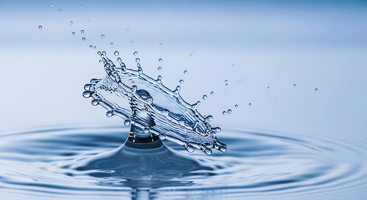 JPG 모양 편집이미지 자연 물 파란색 반사 고요 물방울 액체 수면 물보라 장면 충격 반전 뷰티풀 이미지편집 AI컴퓨터그래픽 AI콘텐츠 자연요소 컬러 컨셉 생태계 파일형식