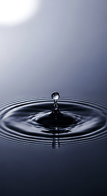 JPG 모양 편집이미지 컬러 자연 물 반사 고요 물방울 수면 떨어짐 집중 명상 조용 뷰티풀 순간 잔물결 이미지편집 AI컴퓨터그래픽 AI콘텐츠 자연요소 물결 컨셉 생태계 파일형식