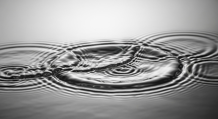 JPG 편집이미지 자연 아침 물 빛 반사 수중 소리 고요 흐름 물방울 수면 장면 뷰티풀 오후 이미지편집 AI컴퓨터그래픽 AI콘텐츠 주간 자연요소 컨셉 생태계 파일형식