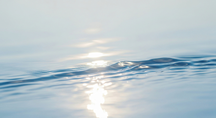 JPG 편집이미지 물결 자연 물 빛 햇빛 태양 반사 평화 고요 수면 뷰티풀 수질 차분 이미지편집 AI컴퓨터그래픽 AI콘텐츠 자연요소 컨셉 생태계 파일형식