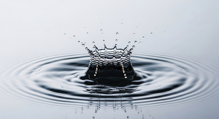 JPG 편집이미지 자연 물 깨끗함 맑음 촬영 수중 고요 물방울 감각 수면 뷰티풀 순간 이미지편집 AI컴퓨터그래픽 AI콘텐츠 자연요소 컨셉 날씨 생태계 파일형식