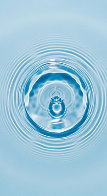 JPG 편집이미지 물결 자연 물 맑음 소리 고요 물방울 원형 수면 떨어짐 수조 깊이 뷰티풀 수질 이미지편집 AI컴퓨터그래픽 AI콘텐츠 자연요소 도형 컨셉 날씨 생태계 파일형식