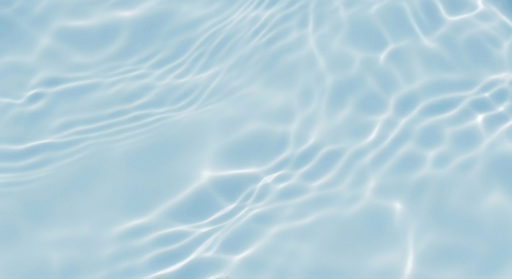 JPG 편집이미지 물결 자연 수영장 물 여름 햇빛 반사 맑음 수중 고요 수면 물안경 수질 차분 이미지편집 AI컴퓨터그래픽 AI콘텐츠 자연요소 계절 컨셉 날씨 태양 생태계 수영용품 파일형식