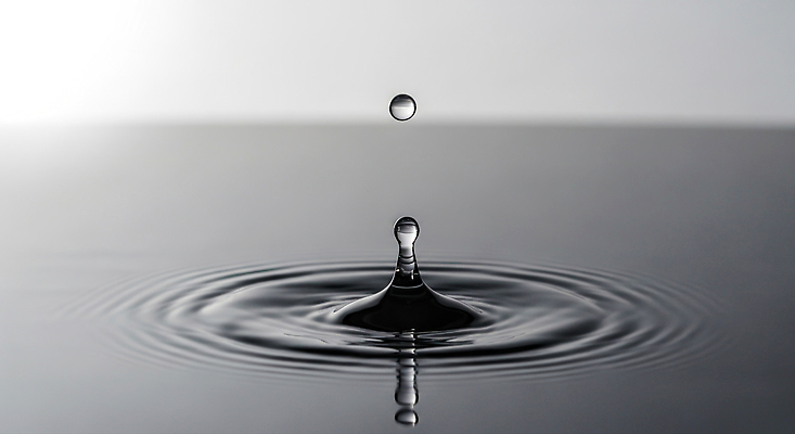 JPG 모양 편집이미지 물결 자연 물 빛 반사 고요 흐름 물방울 수면 떨어짐 뷰티풀 순간 이미지편집 AI컴퓨터그래픽 AI콘텐츠 자연요소 컨셉 생태계 파일형식