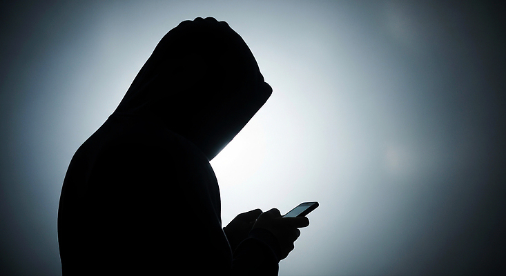 JPG 편집이미지 남자 실루엣 야경 조명 기술 사람 스마트폰 스크린 검은색 신비 집중 후드티셔츠 의료성형뷰티 편집실사 AI인물포토 AI콘텐츠 컬러 컨셉 티셔츠 촬영기법 핸드폰 스마트기기 야간 CG 파일형식 풍경_경치 AI포토