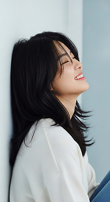 JPG 편집이미지 여자 행복 감정 벽 미소 웃음 일상 카메라 기쁨 분위기 포근함 편안함 뷰티풀 의료성형뷰티 스타일 편집실사 AI인물포토 AI콘텐츠 컨셉 표정 사람 라이프 전자제품 감각 CG 파일형식 AI포토