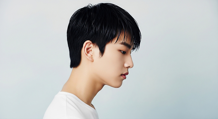 포토 JPG 편집이미지 응시 남자 감정 티셔츠 짧은머리 매력적 흰색 뷰티풀 프로필 의료성형뷰티 스타일 편집실사 AI인물포토 AI콘텐츠 헤어스타일 시선 컬러 컨셉 셔츠 사람 CG 파일형식 AI포토