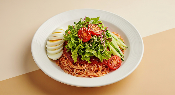 JPG 편집이미지 접시 한식 채소 방울토마토 오이 요리 식사 면류 양상추 삶은계란 건강식 비빔면 맛있는 편집실사 AI포토 AI콘텐츠 식기 음식 토마토 계란 계란요리 CG 파일형식