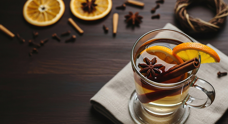 JPG 편집이미지 감정 음료 겨울 탁자 따뜻함 풍경 편안함 향신료 오브젝트 향기 조화 시나몬 편집실사 AI포토 AI콘텐츠 계절 가구 감각 CG 냄새 향미료 파일형식