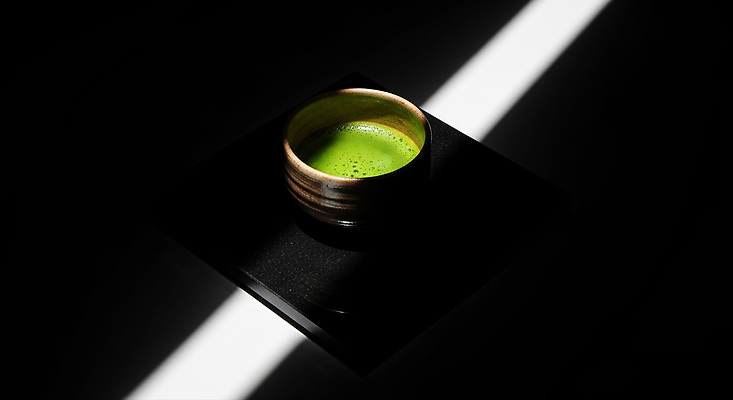 JPG 편집이미지 여유 음료 컵 초록색 빛 일본 어둠 고요 작업실 고급 맛 녹차 집중 말차 편집실사 AI포토 AI콘텐츠 식기 감정 아시아 컬러 컨셉 차_음료 CG 파일형식