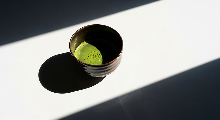 JPG 편집이미지 그릇 초록색 빛 인테리어 햇빛 고요 녹차 말차 Shadow 편집실사 AI포토 AI콘텐츠 식기 디자인 컬러 차_음료 태양 CG 파일형식