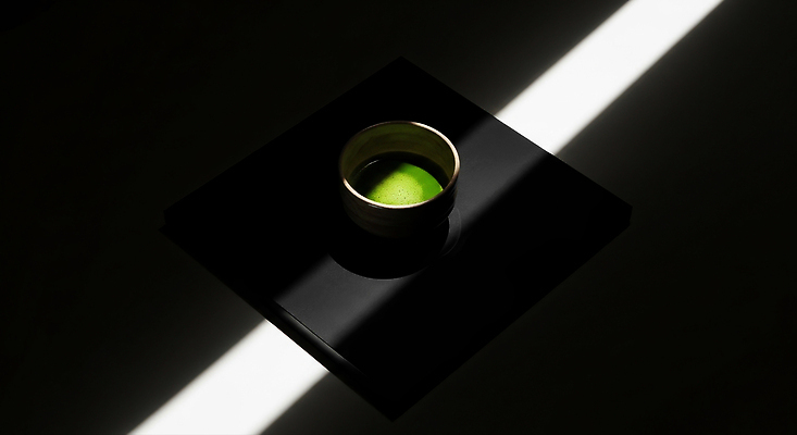 JPG 편집이미지 디자인 음료 컬러 검은배경 조명 잔 그림자 빛 녹차 대나무 심플 조화 말차 편집실사 AI포토 AI콘텐츠 나무 식기 백그라운드 차_음료 검은색 CG 파일형식