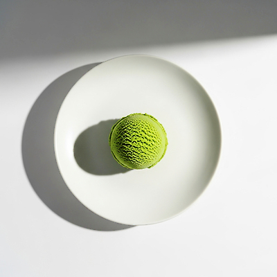 JPG 편집이미지 휴식 아이스크림 디저트 조명 그림자 초록색 여름 햇빛 촬영 달콤 맛 시원함 즐거움 말차 편집실사 AI포토 AI콘텐츠 계절 감정 음식 컬러 컨셉 차_음료 태양 CG 파일형식