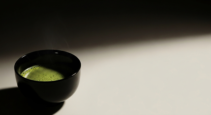 JPG 편집이미지 전통 그릇 음료 컬러 자연 조명 실내 건강 일본 검은색 에너지 녹차 부드러움 말차 편집실사 AI포토 AI콘텐츠 식기 아시아 내부 차_음료 감각 CG 생태계 파일형식