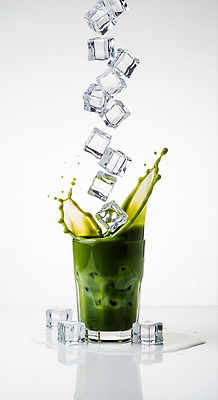 JPG 편집이미지 음료 파도 자연 잔 여름 얼음 맛 녹차 상쾌 냉음료 말차 편집실사 AI포토 AI콘텐츠 자연요소 식기 계절 감정 바다 컨셉 차_음료 CG 생태계 파일형식