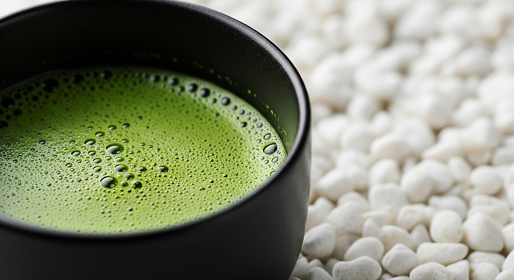 JPG 편집이미지 접시 여유 음료 컬러 자연 탁자 건강 다도 녹차 부드러움 조화 말차 편집실사 AI포토 AI콘텐츠 식기 감정 가구 차_음료 예절 감각 CG 생태계 파일형식