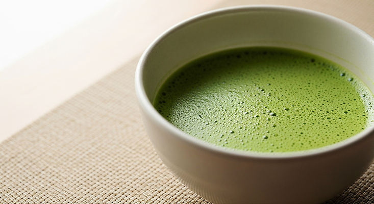 JPG 편집이미지 그릇 여자 남자 음료 자연 아침 따뜻함 건강 초록색 식사 거품 편안함 녹차 부드러움 말차 편집실사 AI포토 AI콘텐츠 주간 식기 컬러 사람 차_음료 감각 CG 생태계 파일형식